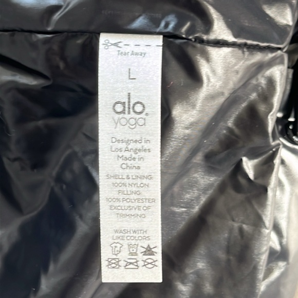 Women’s ALO yoga puffer jacket. 
NEW with tags. NEVER worn. Gloss black. - Picture 8 of 8